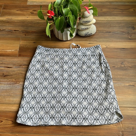 💖Croft & Barrow grey,black and white short skirt with attached shorts. - Picture 6 of 6